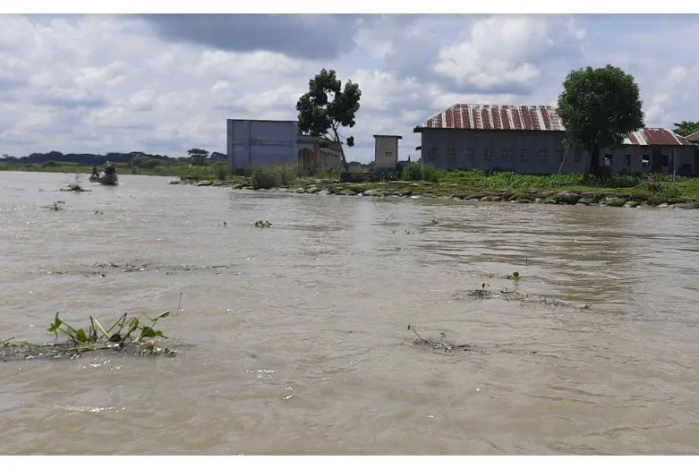 শরীয়তপুরে পদ্মা নদীর পানি বিপৎসীমার ওপর দিয়ে প্রবাহিত হচ্ছে