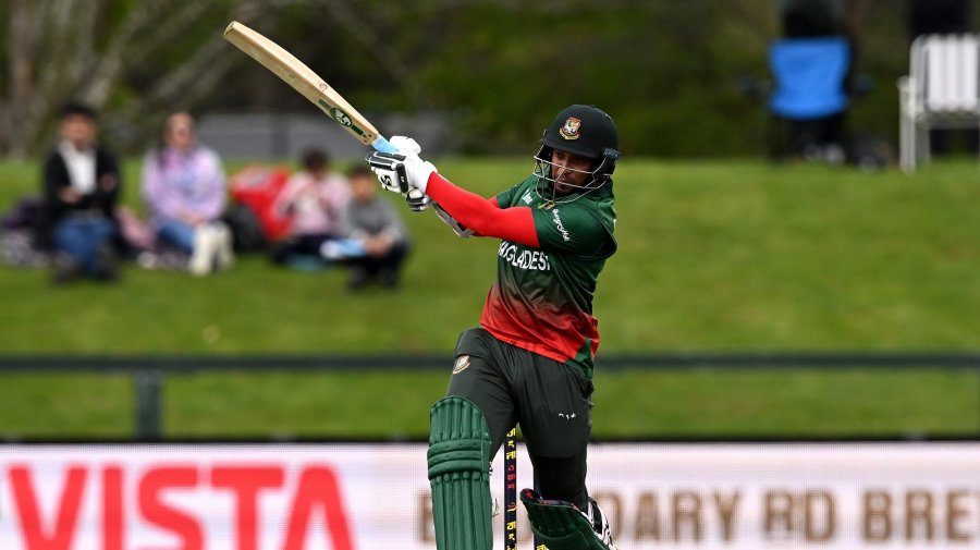 হাফ সেঞ্চুরি করে ফিরলেন প্রত্যাশা