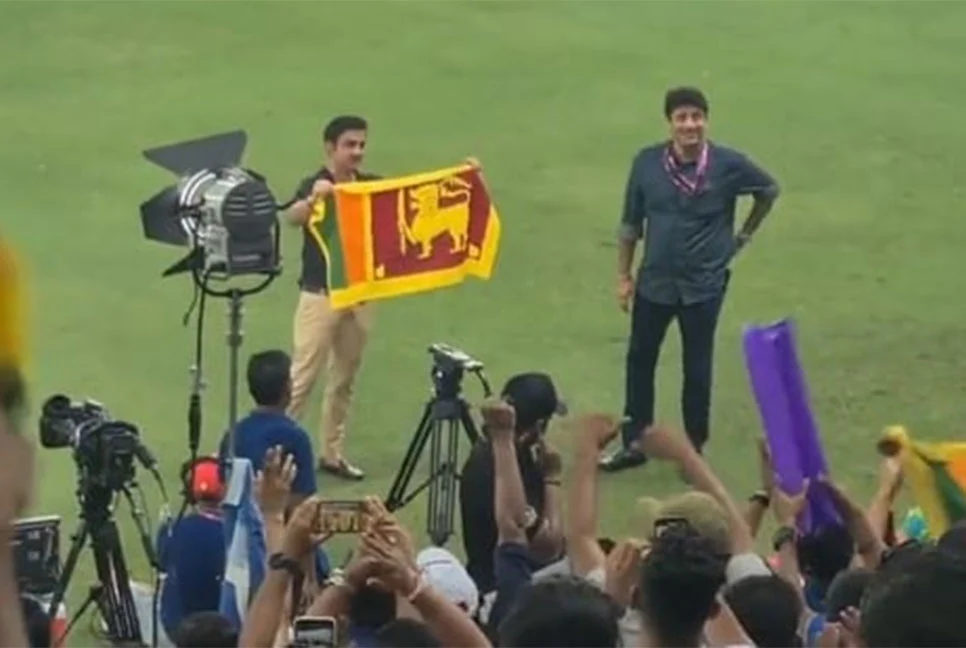 পাকিস্তানের হারের পর শ্রীলঙ্কার পতাকা হাতে মাঠেই গম্ভীরের উল্লাস